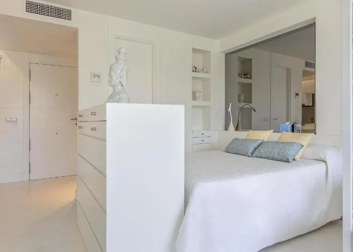 Bright Pool Walk To - Playa Real - Pass The Keys Marbella