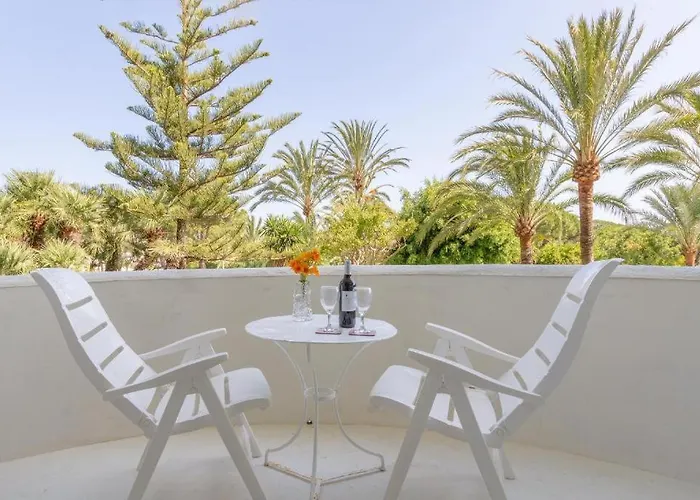 Bright Pool Walk To - Playa Real - Pass The Keys *